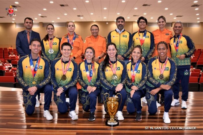 Atletas do futebol feminino, reunidos com a Comandante Mônica e o Deputado Distrital Roosevelt na reunião de entrega do uniforme oficial da delegação dos bombeiros. Foto: ST. N. Santos/CECOM CBMDF