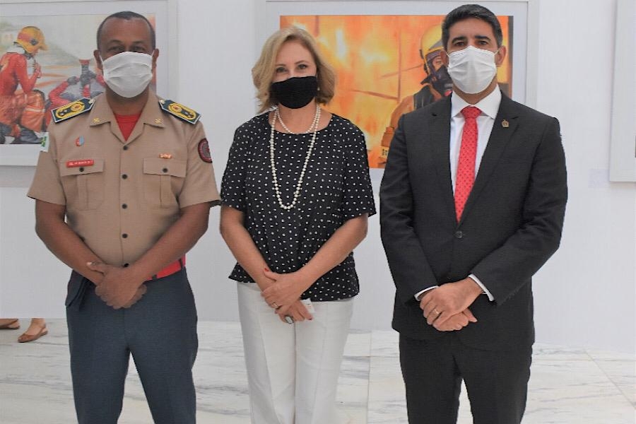 Deputado Roosevelt Vilela prestigia inauguração da exposição de arte inspirada no Corpo de Bombeiros Militar do DF