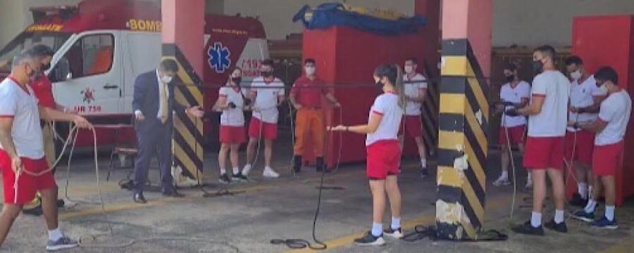 Deputado Roosevelt Vilela participa de instrução de nós e amarrações com bombeiros do CBMDF