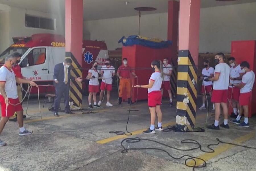 Deputado Roosevelt Vilela participa de instrução de nós e amarrações com bombeiros do CBMDF