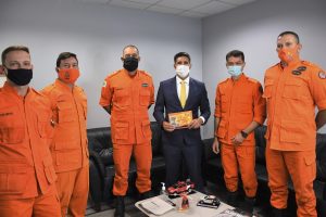 Bombeiros da comissão da turma do CAEP convidam o deputado Roosevelt Vilela para ser padrinho dos formandos