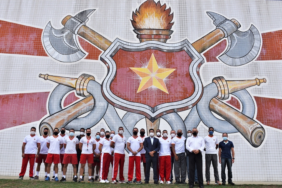 Bombeiros do Centro de Capacitação Física do CBMDF oferecem café da manhã ao deputado Roosevelt Vilela