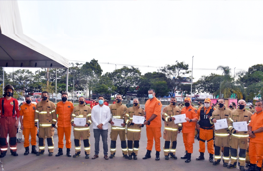 Roosevelt Vilela participa da formatura do 8° Curso de Operações em Incêndio do CBMDF