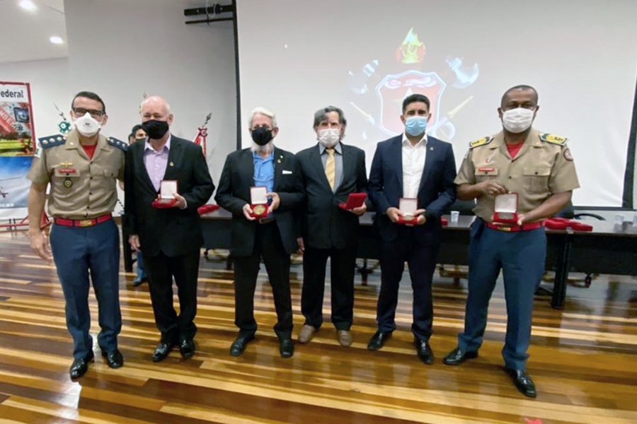 No Dia do Bombeiro Militar Veterano, deputado Roosevelt Vilela participa da solenidade de entrega da medalha de 30 anos aos veteranos do CBMDF