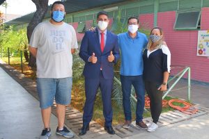 Deputado Roosevelt Vilela visita o CEF 33 de Ceilândia para conferir o resultado da cobertura lateral da quadra esportiva da escola, obra custeada com recursos destinados pelo parlamentar