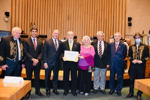 Dr. Carlos Gentili, pioneiro da capital federal, recebe o Título de Cidadão Honorário de Brasília pelo deputado Roosevelt Vilela