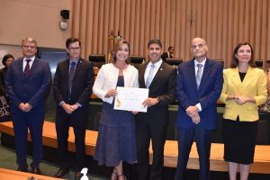 Ana Laura Toffano Mazzei recebe Título de Cidadã Honorária de Brasília pelo deputado Roosevelt Vilela em sessão solene na CLDF