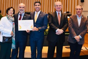 Presidente da OCDF, Remy Gorga Neto, recebe o Título de Cidadão Honorário de Brasília pelo deputado Roosevelt Vilela, propositura de autoria do parlamentar