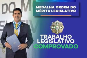 Deputado Roosevelt Vilela recebe medalha da Ordem do Mérito Legislativo, de autoria da CLDF