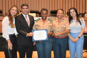 Mulheres da segurança pública do DF são homenageadas pelo deputado Roosevelt em sessão solene na Câmara Legislativa