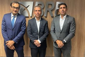 O deputado Roosevelt, juntamente com o Defensor Público Dr. Antônio Cintra, se reuniram na noite desta quinta-feira (11) com o Presidente do BRB, Paulo Henrique, para tratar da Lei do Crédito Responsável, de autoria do parlamentar