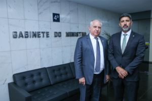 Deputado Roosevelt e Senador Izalci se reúnem com Ministro da Justiça para tratar do auxílio-moradia e da GSV dos policiais e bombeiros militares. Crédito foto: William Sant'Ana