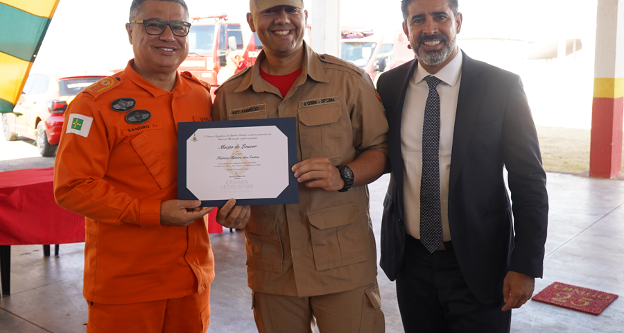 Deputado Roosevelt entrega Moções de Louvor a bombeiros militares de Goiás que atuaram bravamente em incêndio no Valparaíso