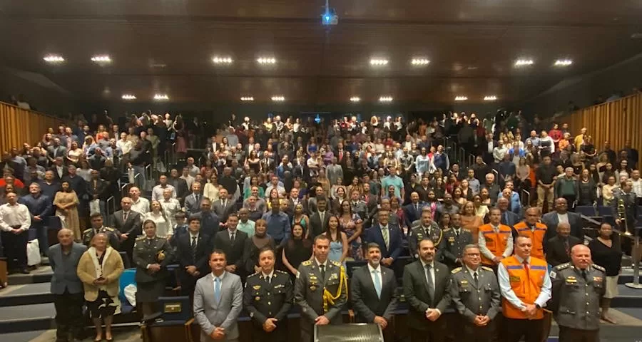 Deputado Roosevelt lança 4ª edição da Revista Veteranos em evento com cerca de 700 pessoas na CLDF