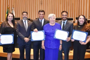 Cirurgiões-Dentistas são homenageados pelo deputado Roosevelt em sessão lotada na Câmara Legislativa