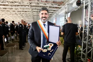 Deputado Roosevelt recebe a Medalha Tiradentes, maior honraria da PMDF