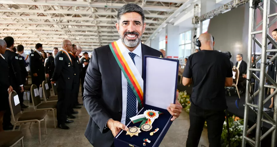 Deputado Roosevelt recebe a Medalha Tiradentes, maior honraria da PMDF