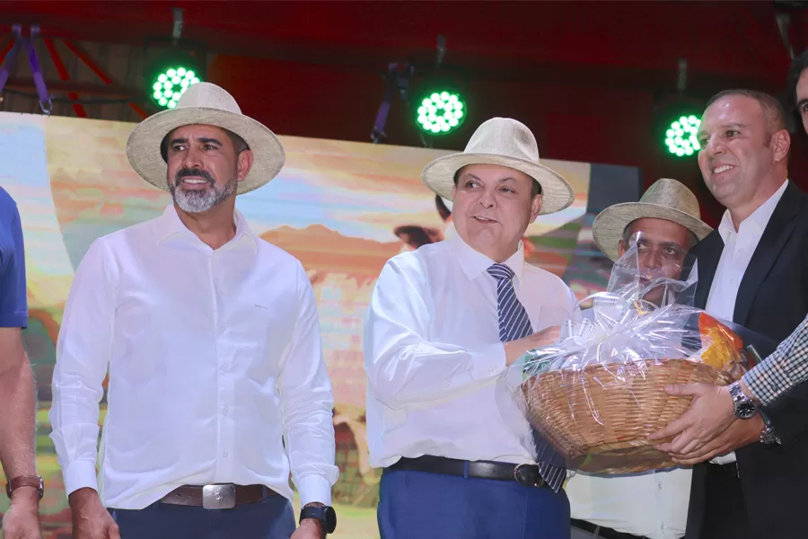 Deputado Roosevelt participa da abertura da Expoabra 2024