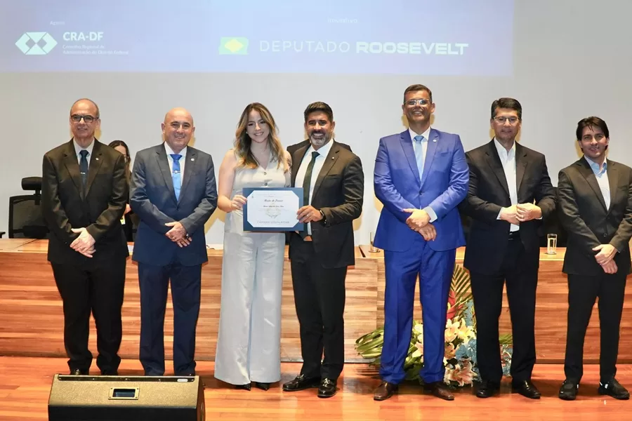 Deputado Roosevelt homenageia administradores do DF em Sessão Solene com cerca de 300 pessoas na Câmara Legislativa