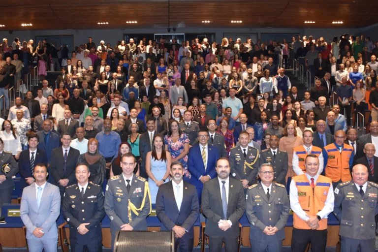 Deputado Roosevelt lança 4ª edição da Revista Veteranos em evento com cerca de 700 pessoas na CLDF