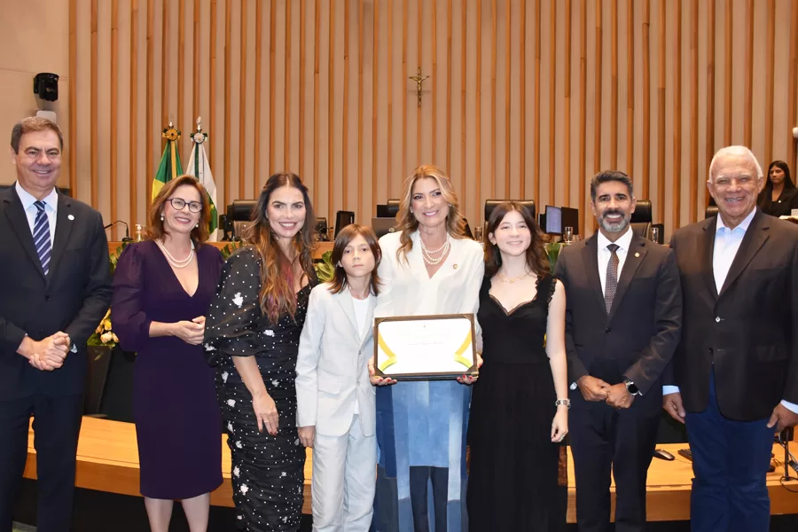 Deputado Roosevelt entrega Título de Cidadã Honorária de Brasília à Laura de Oliveira