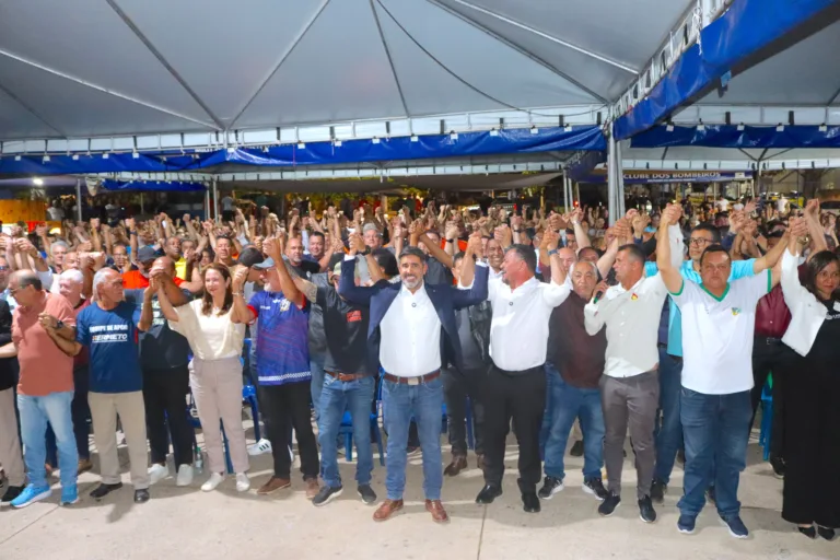 Mais de mil militares participam de reunião no Clube dos Bombeiros sobre reajuste salarial das forças de segurança. Deputado Roosevelt