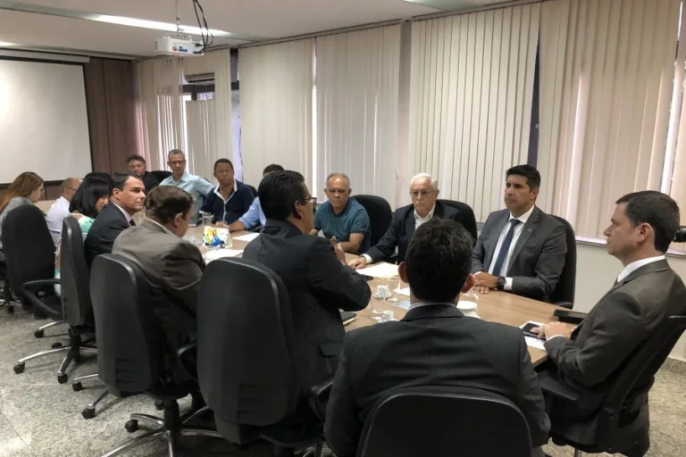 Deputado Roosevelt prestigia passagem de comando na Marinha