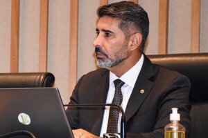 Deputado Roosevelt defende urgência na votação do projeto que obriga instalação de câmeras nas escolas do DF