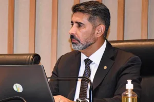 Deputado Roosevelt defende urgência na votação do projeto que obriga instalação de câmeras nas escolas do DF