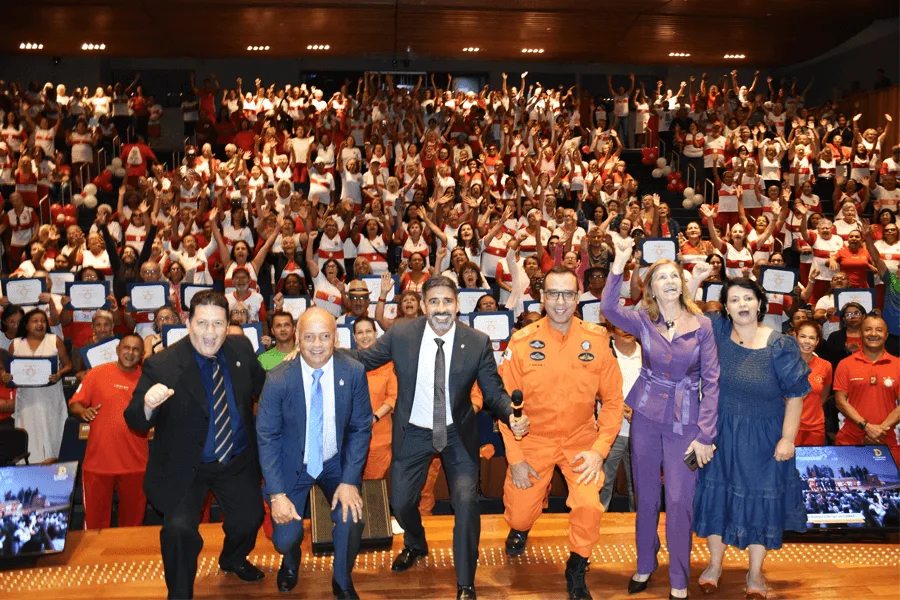 Deputado Roosevelt homenageia o Programa Bombeiro Amigo do CBMDF em Sessão Solene na CLDF