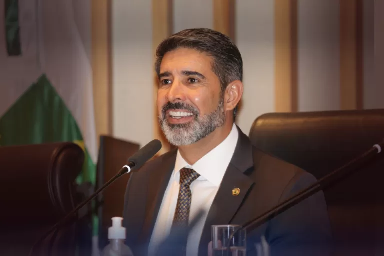 Agora é lei: projeto do deputado Roosevelt possibilita câmeras nas salas de aula