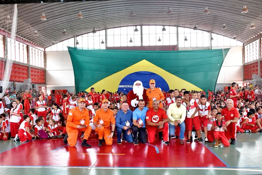 Com a presença do Deputado Roosevelt, o Programa Bombeiro Mirim encerra Ano Letivo 2025 com atendimento a 1.600 crianças no DF